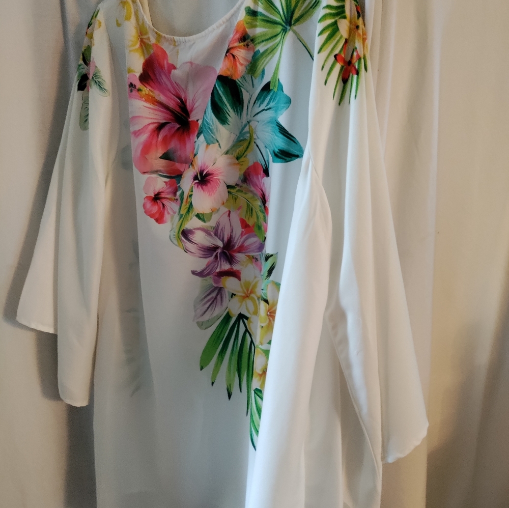 Passport Floral Print Top Flowey Sleeve Bottom Hemline Size XL NWT. - Picture 11 of 13